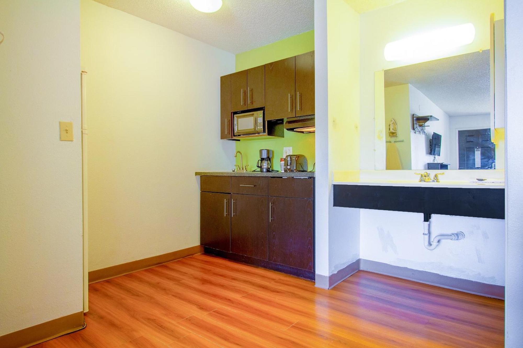 Studio Inn Extended Stay Oklahoma City Airport By Oyo Esterno foto