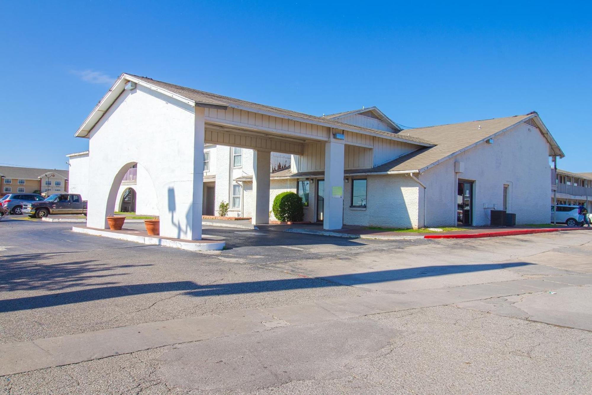 Studio Inn Extended Stay Oklahoma City Airport By Oyo Esterno foto
