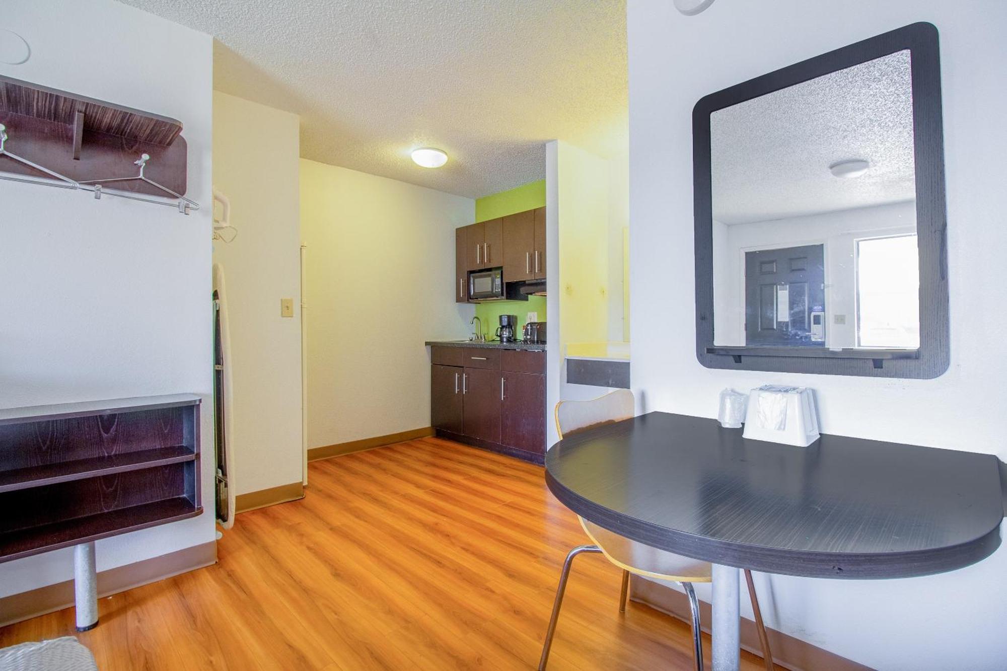 Studio Inn Extended Stay Oklahoma City Airport By Oyo Esterno foto