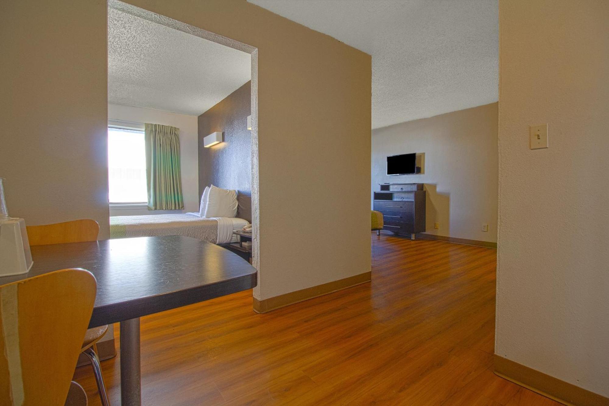 Studio Inn Extended Stay Oklahoma City Airport By Oyo Esterno foto